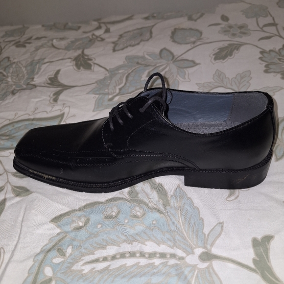 A pair of J. Ferrar Derby men's loafers in a size 9.5W. Pre-loved in great shape - Picture 8 of 12